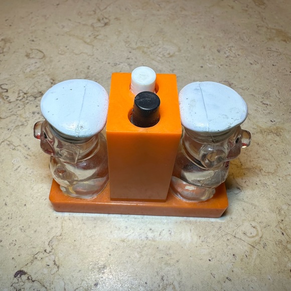 Vintage Salt and Pepper shakers - Picture 6 of 11